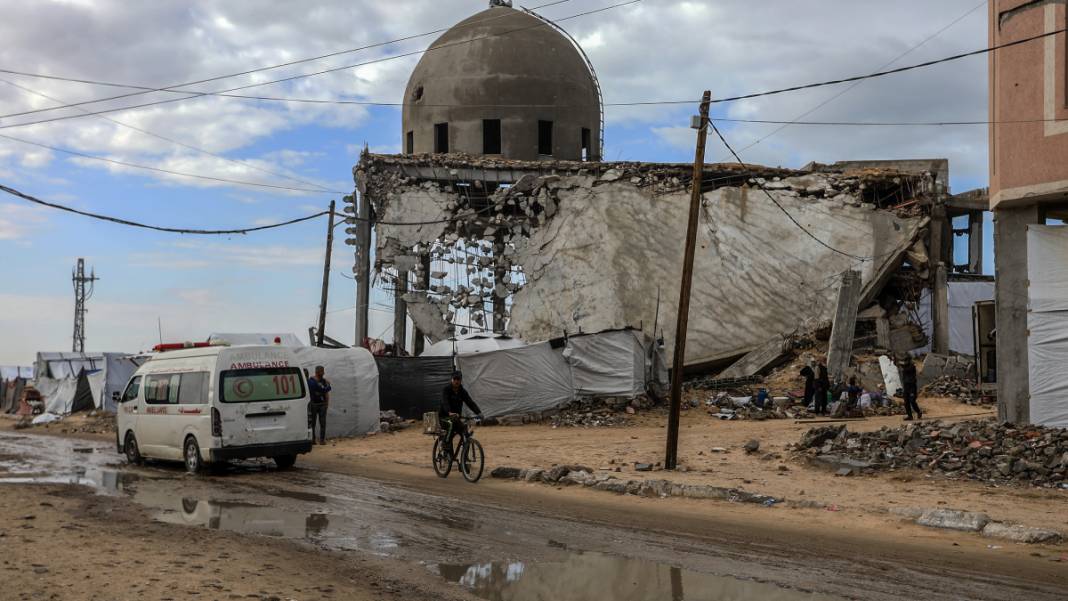 Gazze’de üç günlük yağış, Filistinlilerin çadırlarını su altında bıraktı 10
